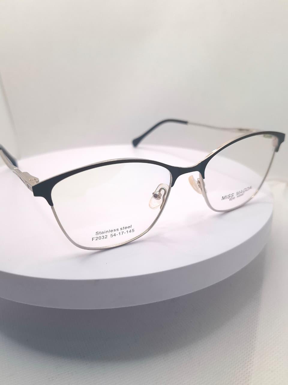 Frame Miss Magda ditampilkan dari sudut samping di atas display putih.